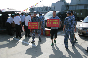 彩神集团领导慰问海军“青岛舰”官兵